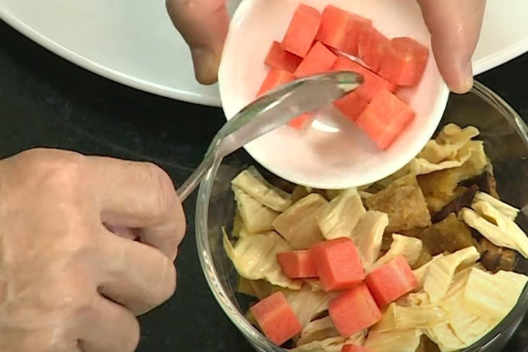 Bí đỏ hấp chay hình 5