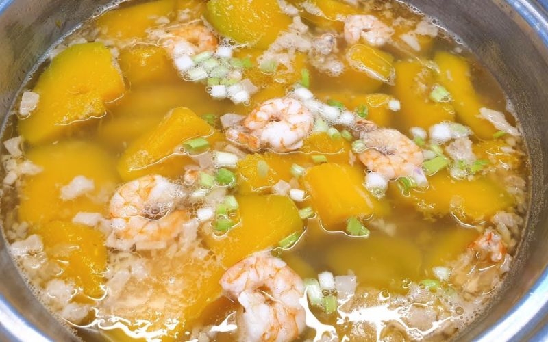 Nấu canh bí đỏ tôm tươi