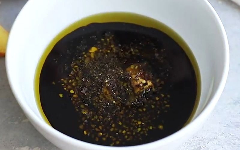 Làm sốt trộn salad đào rau bina