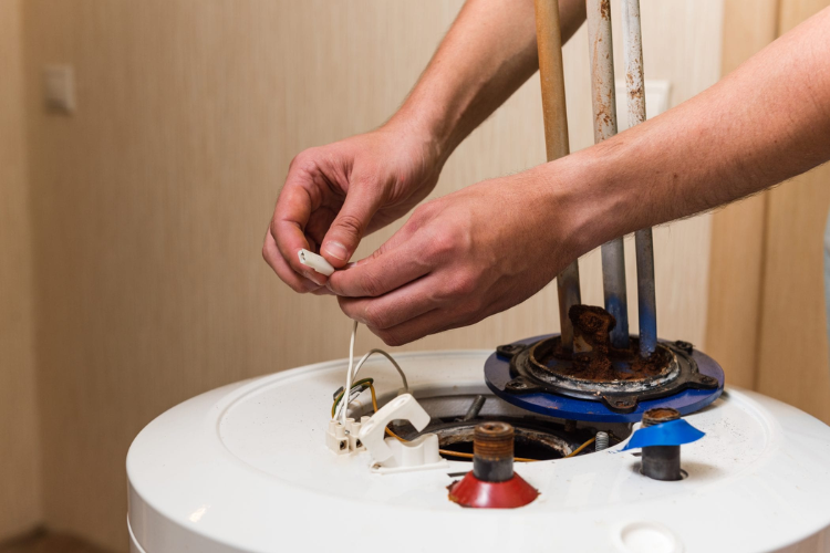Tại sao bình nóng lạnh Ariston rò điện? Tìm hiểu nguyên nhân và cách khắc phục