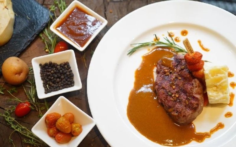 Nếm lại gia vị và trưng bày