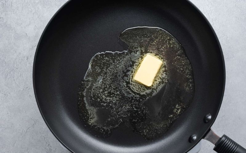 Đun bơ lên chảo