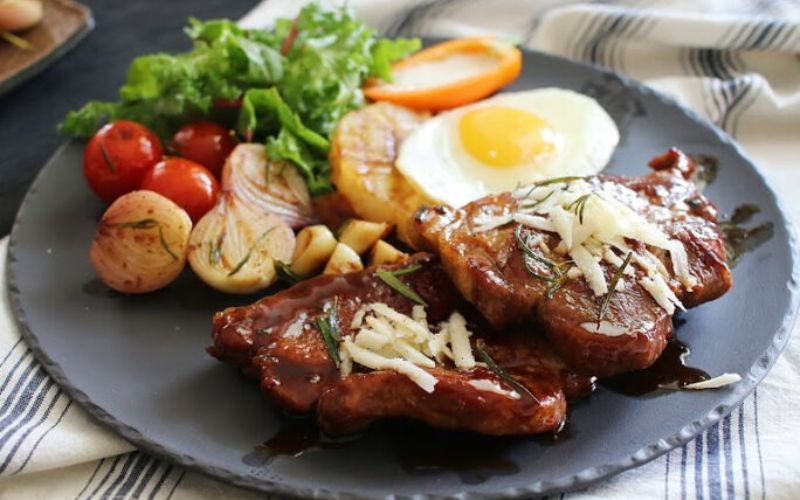 Bò bít tết sốt mật ong hấp dẫn