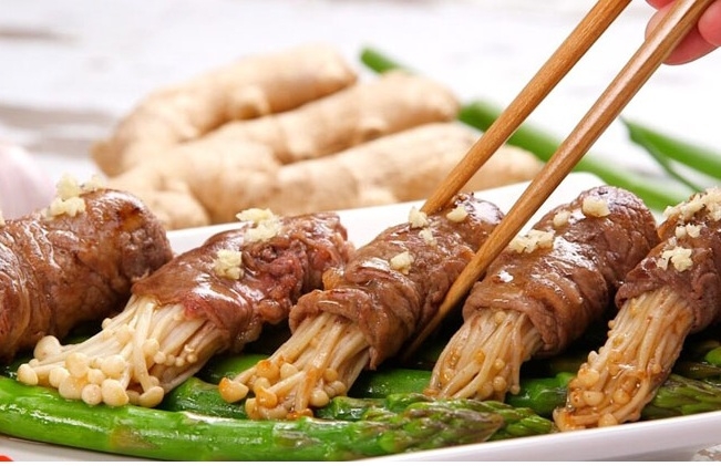 bò cuộn nấm kim châm bằng nồi chiên không dầu 7