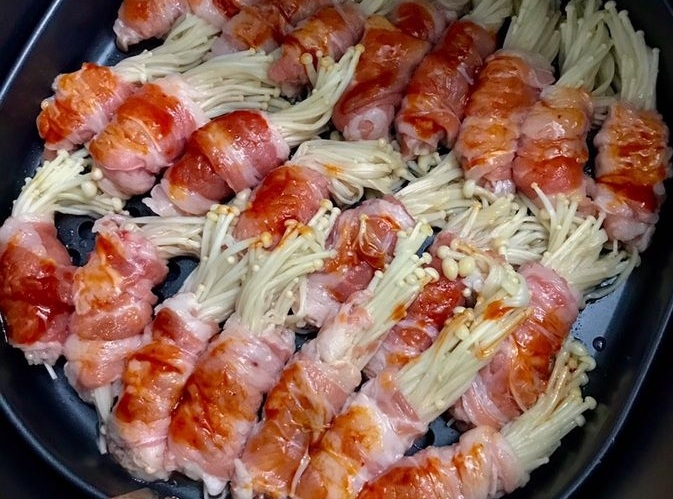bò cuộn nấm kim châm bằng nồi chiên không dầu 4