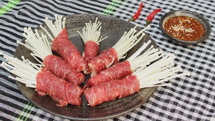 bò cuộn nấm kim châm bằng nồi chiên không dầu 3