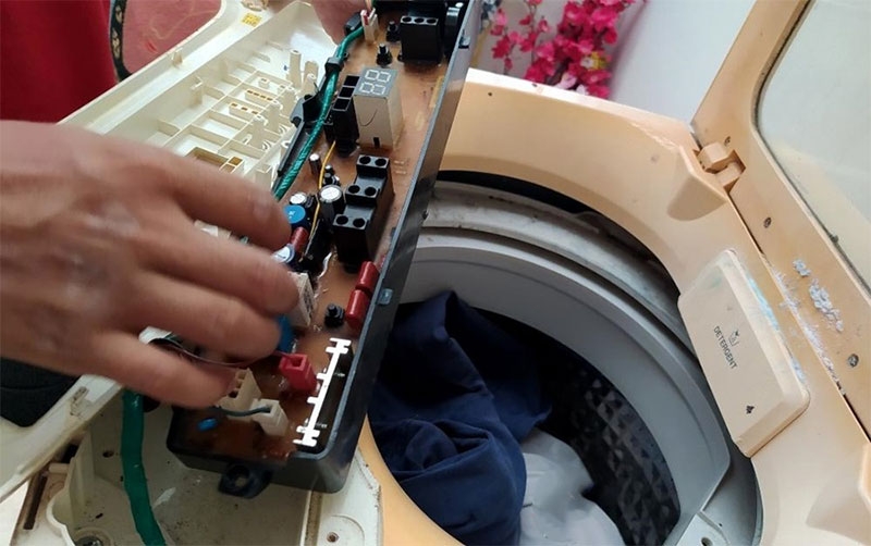 Bo mạch máy giặt bị hư hình 4