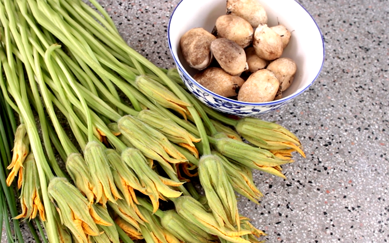 Cách làm bông bí xào nấm rơm (hình 1)
