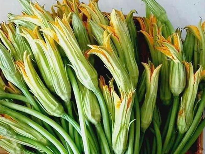 Cách làm bông bí xào nấm rơm (hình 2)