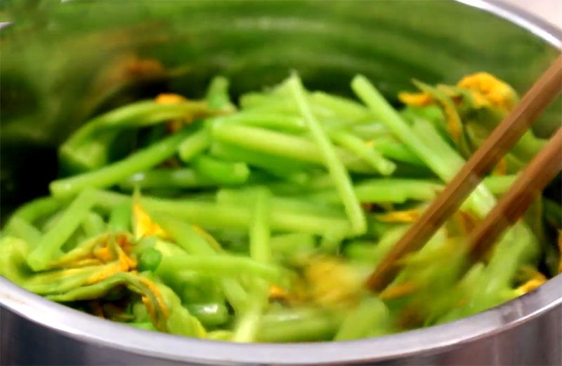 Cách làm bông bí xào nấm rơm (hình 6)