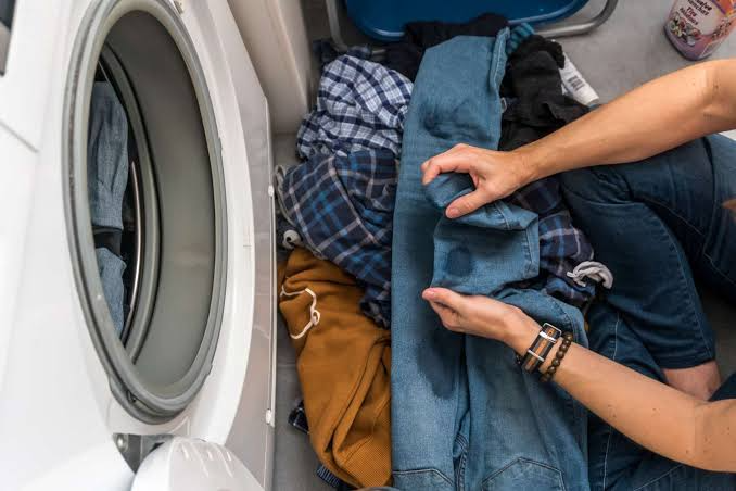 Lấy hết quần áo ra khỏi máy
