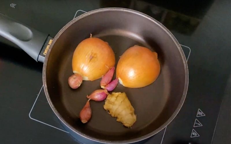 Sơ chế nguyên liệu làm bún bò chả cua