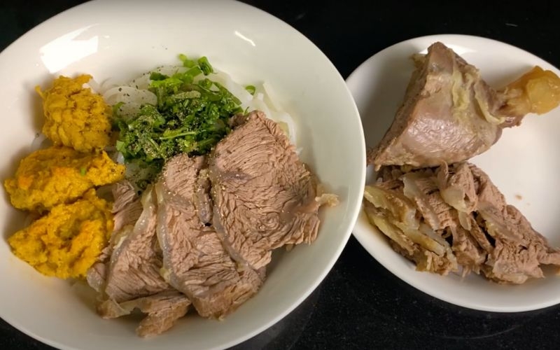 Hoàn thành bún bò chả cua