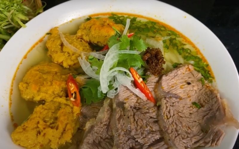 Bún bò chả cua