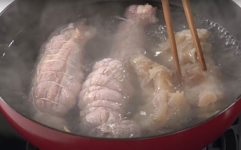 Sơ chế nguyên liệu nấu bún bò gân