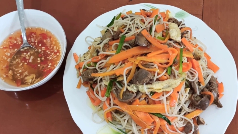 Bún gạo xào lòng gà