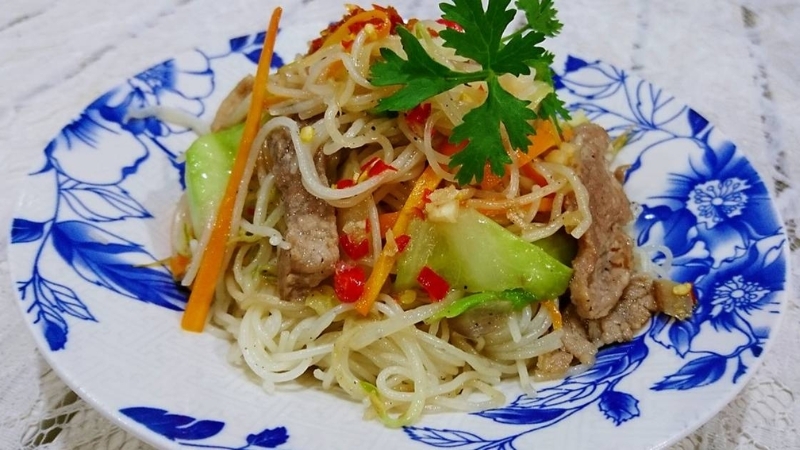 Bún gạo xào thịt heo