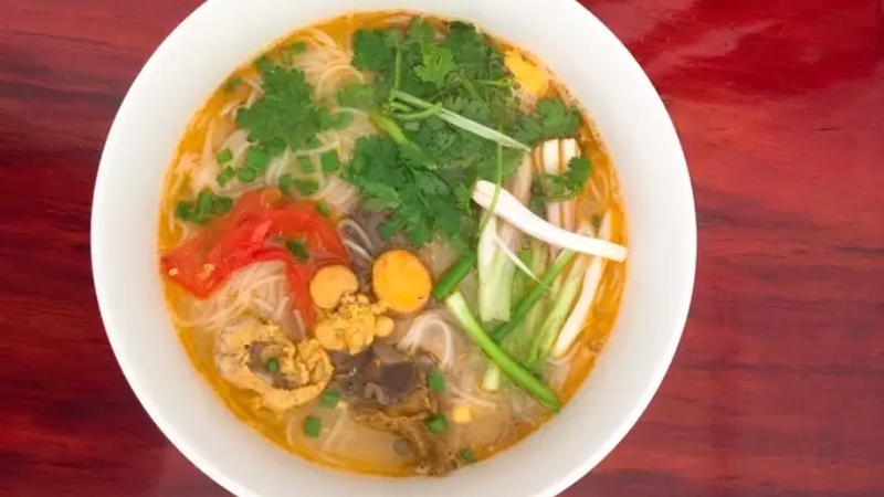 Bún gạo khô nấu lòng gà