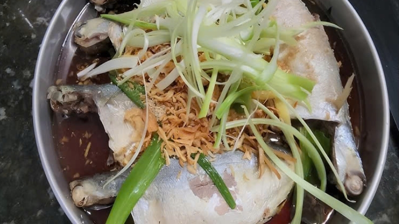 Cá bạc má hấp sả