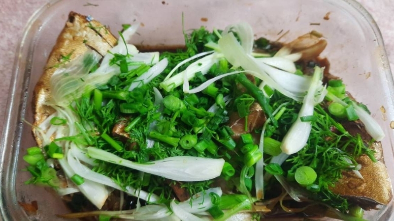 Cá bạc má hấp xì dầu cuốn với bánh tráng