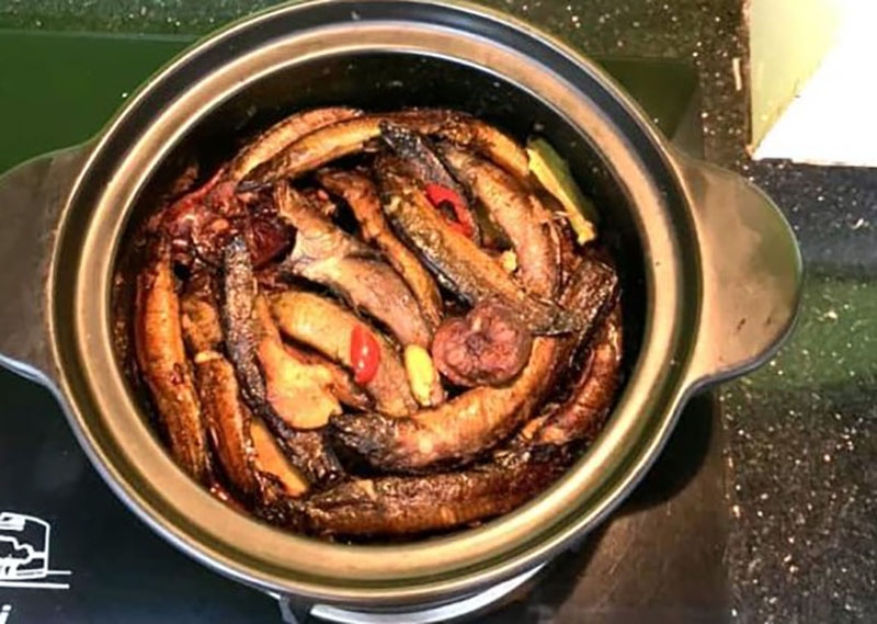 Hướng dẫn cách làm cá chạch kho riềng sả (hình 10)