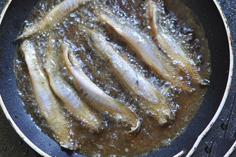Hướng dẫn cách làm cá chạch kho riềng sả (hình 6)