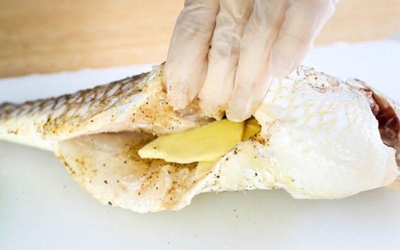Ướp cá chẽm chiên giòn