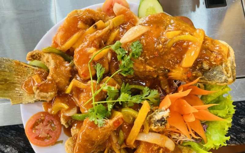Cá chẽm chiên giòn sốt chua ngọt