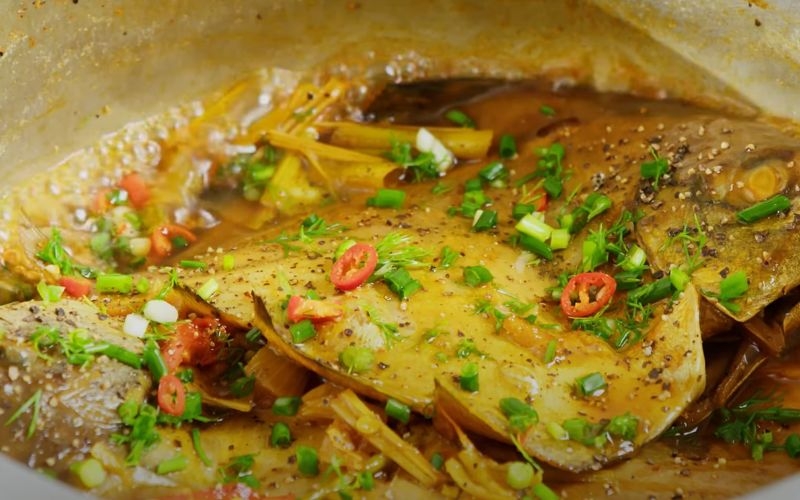 Cá chim kho riềng