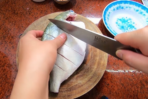 Các bước chế biến cá chim nướng muối ớt 1