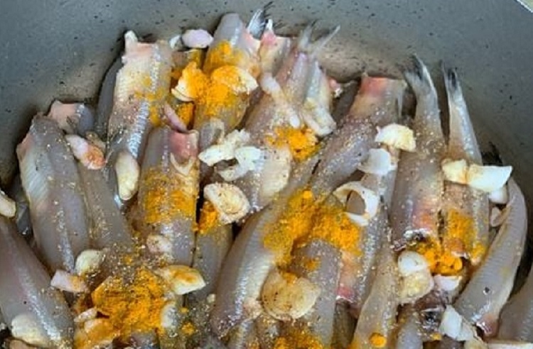 Cá cơm kho nghệ (Hình 3)