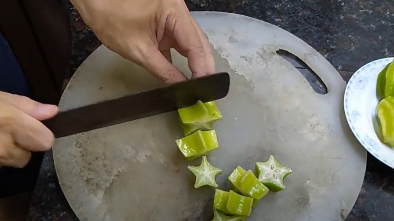 Cách làm cá diếc kho khế thịt ba chỉ 2