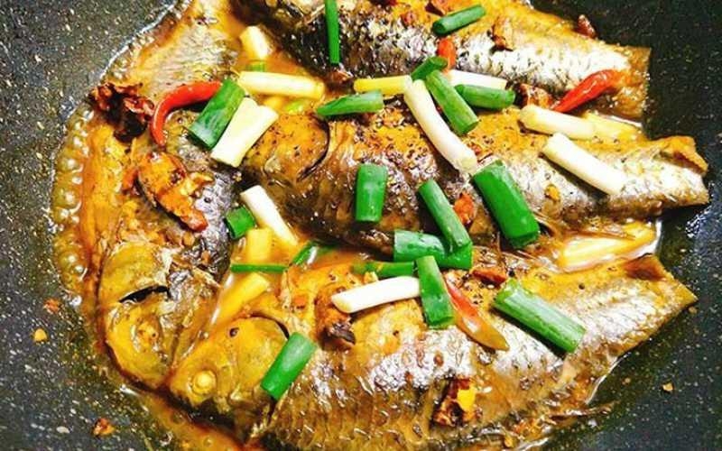 5 Loại Cá Nước Ngọt Tốt Cho Bà Bầu – Giúp Thai Kỳ Khỏe Mạnh Cá diếc kho nghệ – món ăn an thai, tốt cho sức khỏe mẹ bầu.