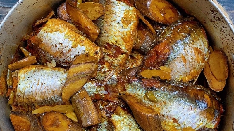 Cá diếc kho riềng - hình 7
