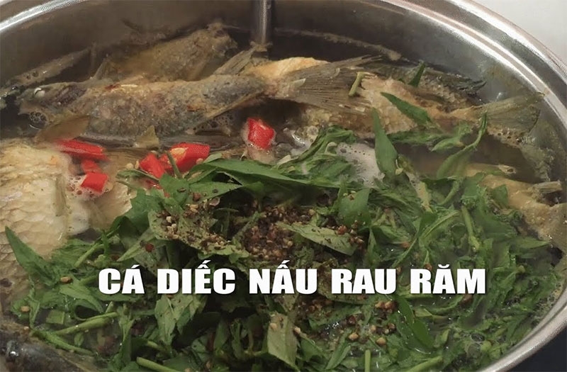 Cá diếc nấu rau răm hình 3