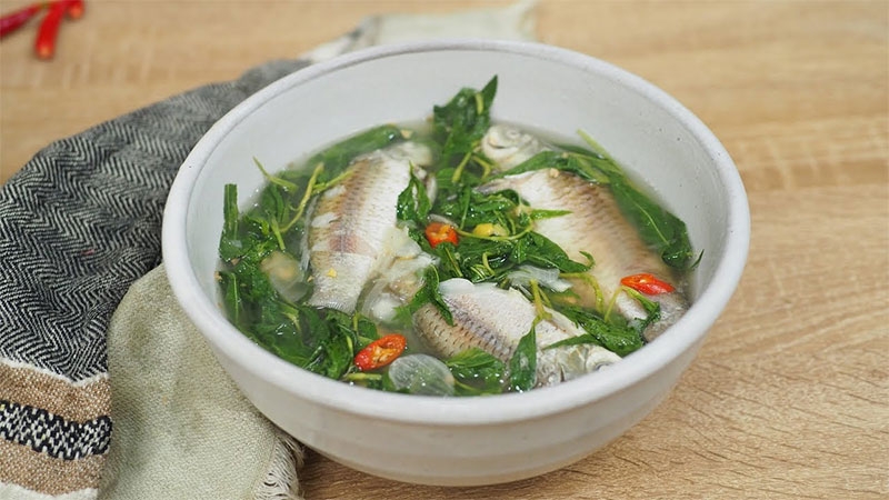 Cá diếc nấu rau răm hình 4