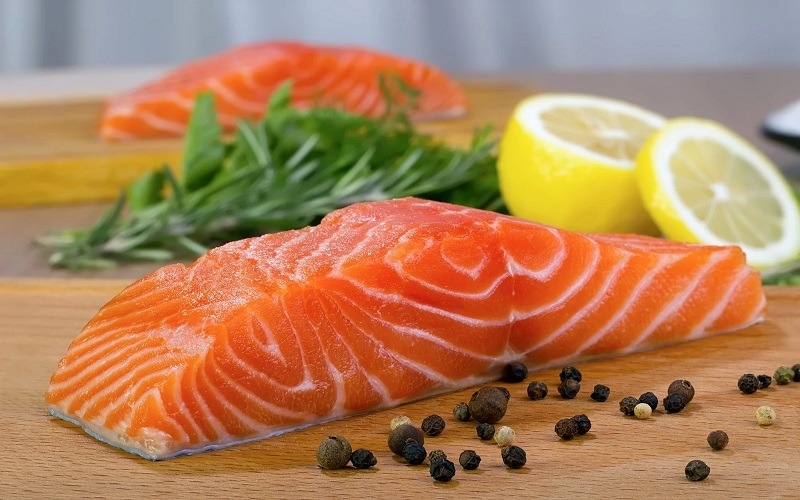 Cá hồi nướng giấy bạc sốt bơ tỏi chanh 1