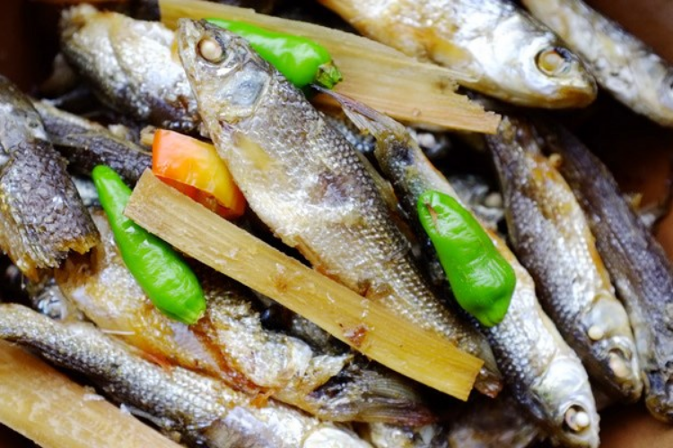 cách làm cá linh kho mía 1