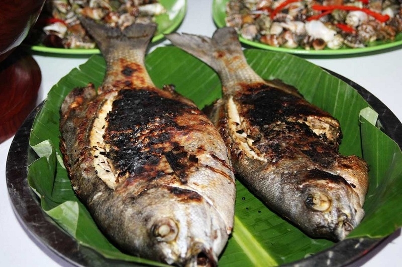 Cá măng nướng than cháy xém