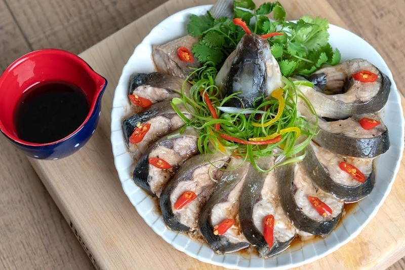 Cá măng hấp gừng khử tanh, thơm nhẹ nhàng