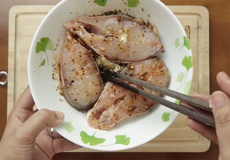 Bí quyết làm cá mè kho nghệ (hình 10)