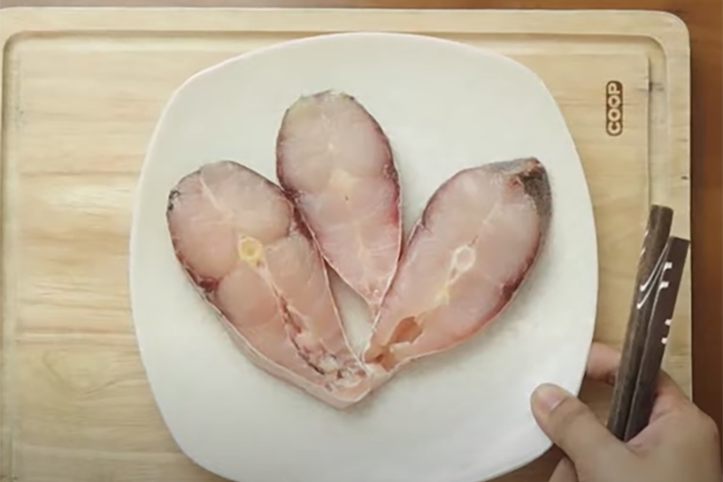 Bí quyết làm cá mè kho nghệ (hình 3)