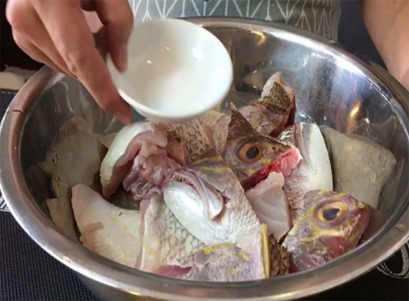 Bí quyết làm cá mè kho nghệ (hình 9)