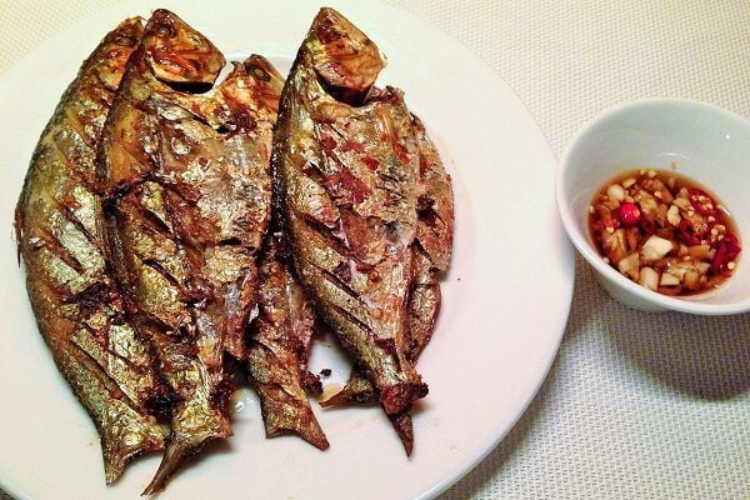 Cá mòi nướng lá húng quế bằng nồi chiên không dầu hình 4