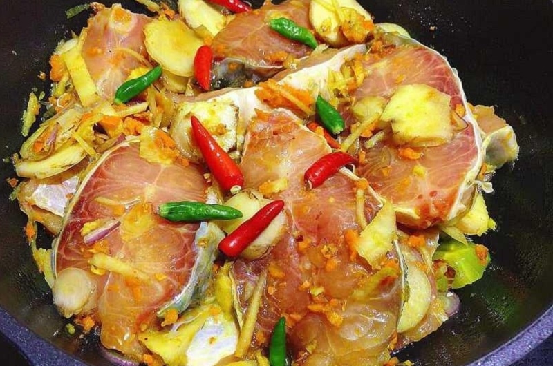 Cá trắm kho khế chua ảnh 7