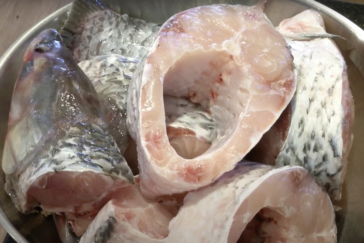 Bước 1: Sơ chế cá trắm