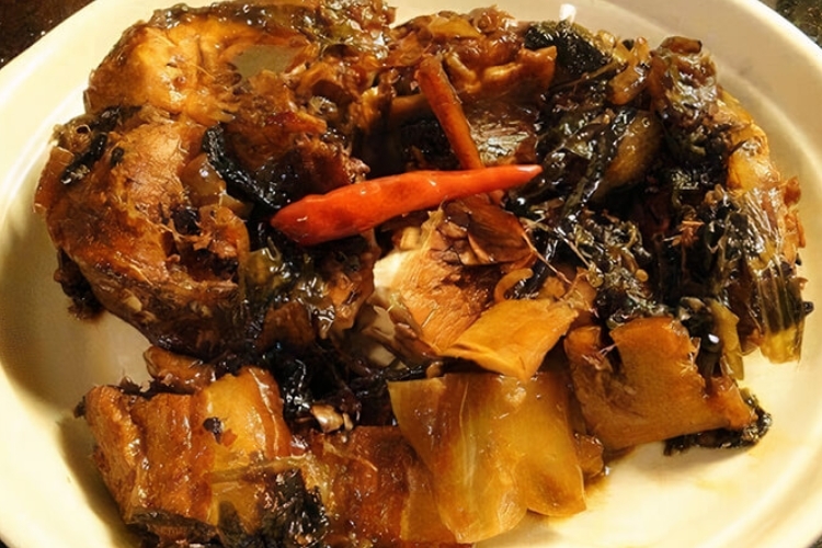 Bí quyết để món cá trắm kho mật mía lên màu đẹp, không tanh