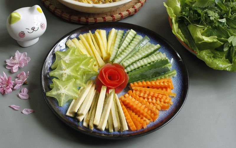 Chuẩn bị rau và củ quả ăn kèm với cá trắm nướng riềng mẻ