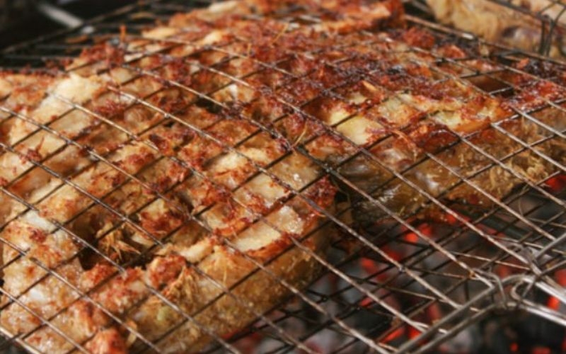 Nướng cá trắm bằng thanh hoa