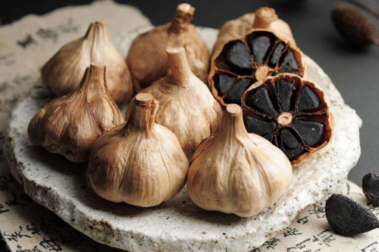 Cách bảo quản tỏi đen trong tủ lạnh đúng chuẩn để dùng được lâu mà vẫn thơm ngon